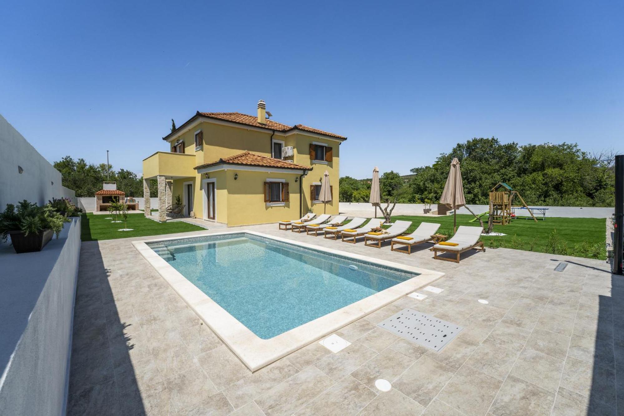 Beautiful Rustica With Pool Villa